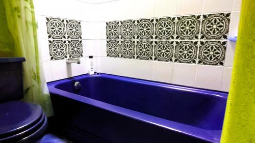 a blue bath tub in a bathroom with a toilet at Apartamento Acogedor en el Retiro in El Retiro