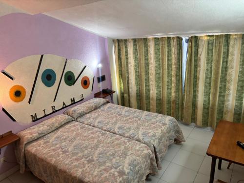 sypialnia z łóżkiem i twarzą na ścianie w obiekcie Hotel Viar w mieście Cabezón de la Sal
