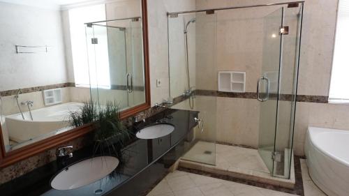 Vonios kambarys apgyvendinimo įstaigoje Roosseno Plaza Serviced Apartment