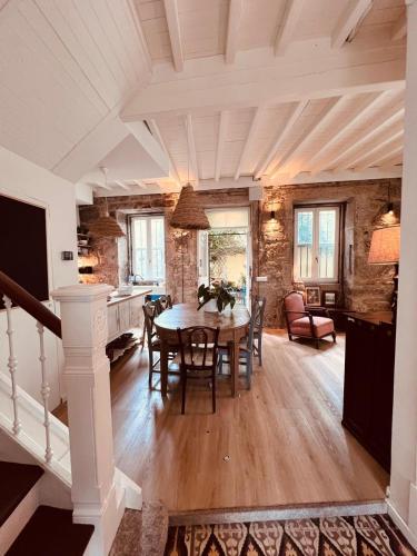 a kitchen and dining room with a table and chairs at A Casa das Nenas in Villanueva de Arosa