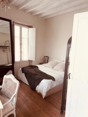 a bedroom with a large bed and a window at A Casa das Nenas in Villanueva de Arosa