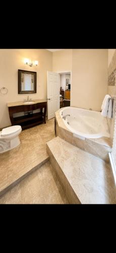 Bilik mandi di Richcastle Hotel