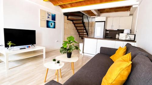 a living room with a couch and a tv at Vientos de Tabarca 4 in Tabarca