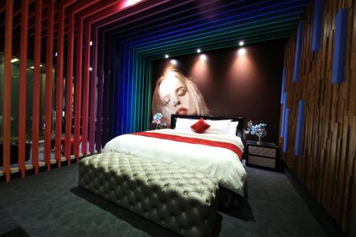 Een bed of bedden in een kamer bij Feifan Boutique Motel