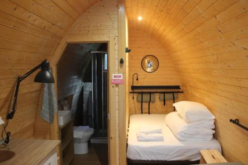 a small room with a bed in a cabin at Montejunto Bungalows in Cadaval