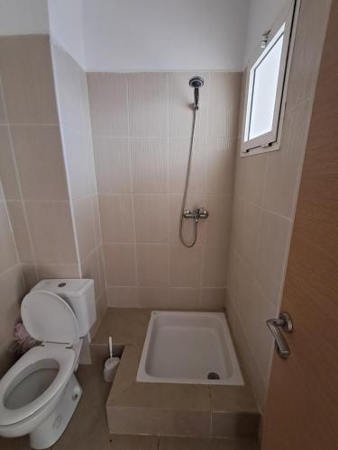 a bathroom with a toilet and a bath tub at Le Nid Côtier in Briech