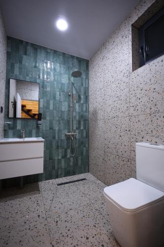ein Badezimmer mit Dusche, Toilette und Waschbecken in der Unterkunft Kaghni Hotel in Dsegh