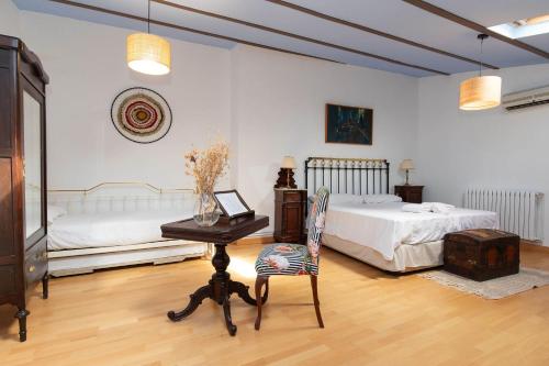a bedroom with a desk and a bed and a table at Casa rural Casa Leles in Lagata