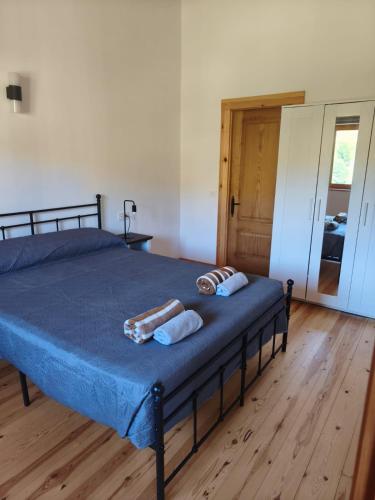 a bedroom with a bed with two towels on it at El Llugar de las Drusas in Fontanina