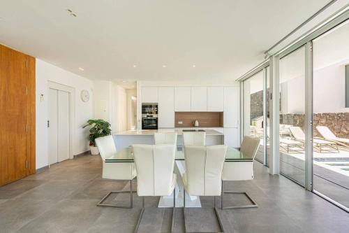 Exclusive private villa with endless ocean views