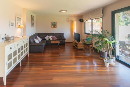 a living room with a couch and a table at WELCS CASA 423 PDA con piscina in Vall-Llobrega