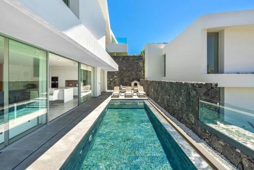 Exclusive private villa with endless ocean views