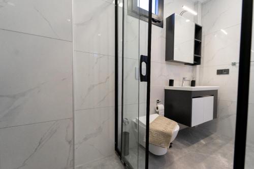 a bathroom with a toilet and a sink at Villa Bella in Doger Koyu
