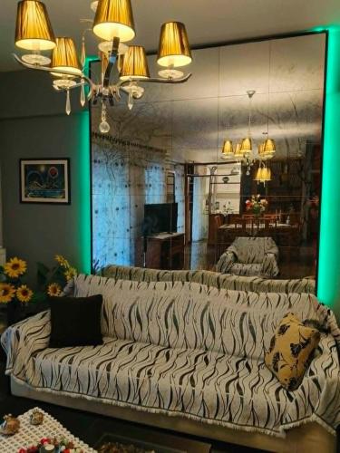 CK Urban Haven 2BR Apartment with Free Parking-10 min to TIF-City Center