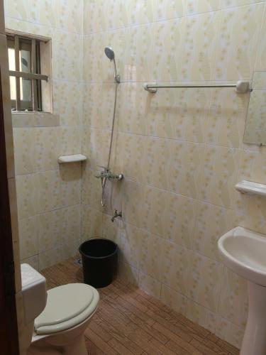a bathroom with a toilet and a sink at Appartement 2 chambres salon in Cotonou