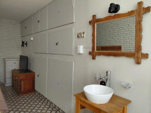 a bathroom with a white sink and a mirror at Casa Olivia Habitación Privada in Alta Gracia