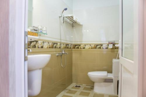 a bathroom with a toilet and a sink at Thien Nga Hotel in Buon Ma Thuot