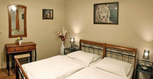 1 dormitorio con 1 cama y una foto de tigre en la pared en Pivovarský dvůr Plasy en Plasy