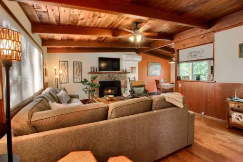 a living room with a couch and a fireplace at Orange Door Electric Fireplace bbq in Oakhurst