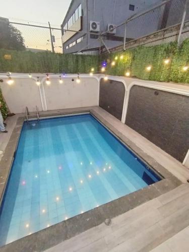 a large swimming pool on top of a building at Casa Florencia Hab 1 Florencia in Guayaquil