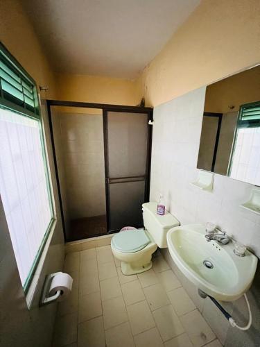 a bathroom with a toilet and a sink at Casa quinta en Girardot in Girardot