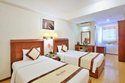 Giường trong phòng chung tại Elios Hotel