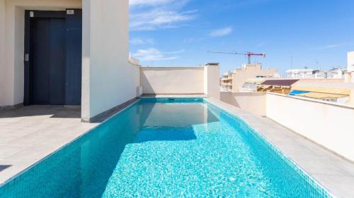 Estudio moderno con piscina a 380 m de la playa