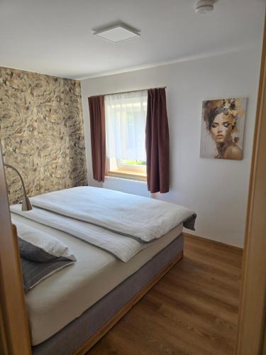 a bed in a room with a window at Am Rittergut Giesenstein Gartenblick in Bad Gottleuba