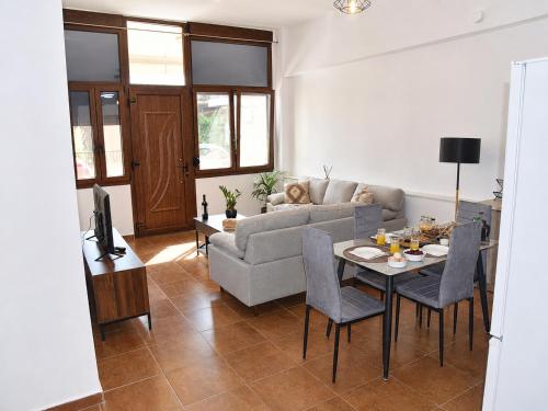 Fully Renovated Apartment -700m from Mill of Elves-Free Parking & Fast WiFi