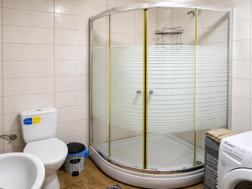 Fully Renovated Apartment -700m from Mill of Elves-Free Parking & Fast WiFi