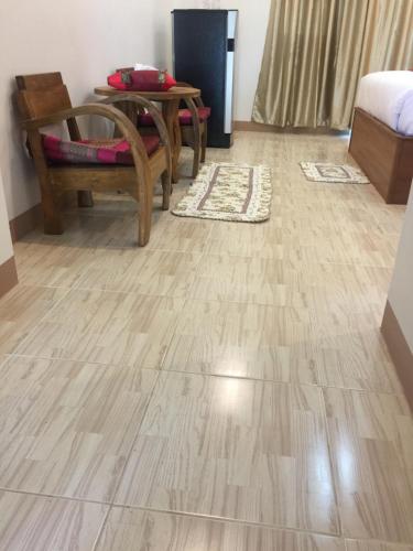 Una cama o camas en una habitación de Maesot Siri
