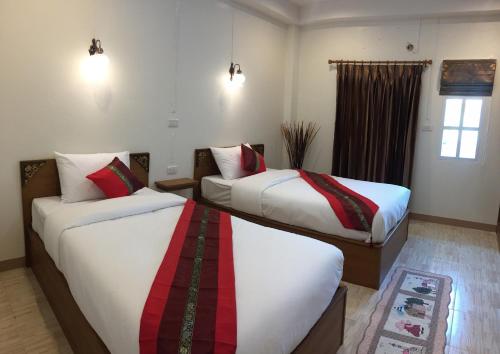Una cama o camas en una habitación de Maesot Siri