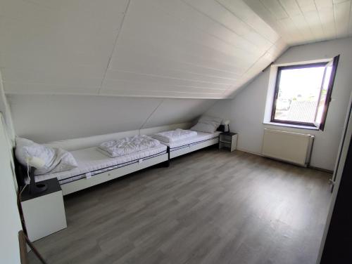 a room with two beds and a window at Reden in Illingen