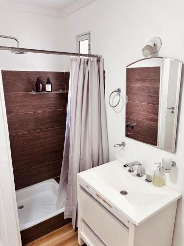 a bathroom with a shower curtain and a sink at Depto Güemes in Río Gallegos