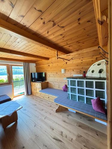 una grande stanza con pareti e pavimenti in legno di Sonnseit a Sankt Johann in Tirol