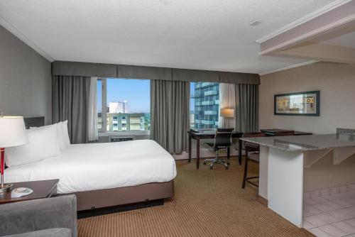 ein Hotelzimmer mit Bett und Schreibtisch in der Unterkunft Campus Tower Suite Hotel in Edmonton