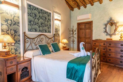 a bedroom with a bed with a swan on it at Casa Rural El Baluarte - Grupos in Caudilla