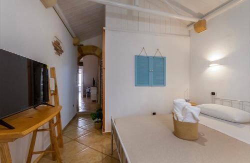 a living room with a tv and a bed at B&B Corso Garibaldi in Otranto