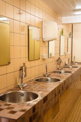 a row of sinks in a public bathroom at Beau in Houschthauser