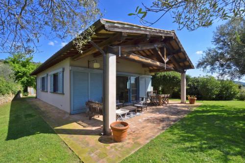 a pergola on a house in a yard at Chalet Vignarola - Happy Rentals in Orbetello