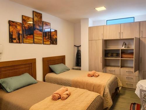 a bedroom with two beds with stuffed animals on them at Loft de 2 Camas in Callampaya