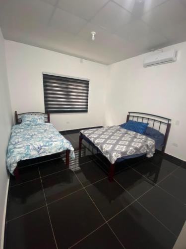 a room with two beds in a room at Casa playa el Retén 