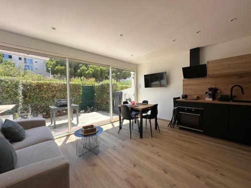Studio cabine climatisé avec cour et parking