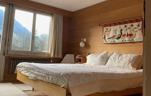 Gstaad 2 Bed Alpine Retreat Sleeps 6, 2 Min Walk to Eggli, Views and Parking