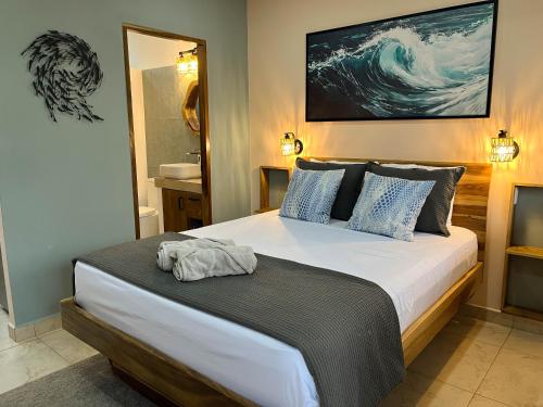 ein Schlafzimmer mit einem großen Bett in einem Zimmer in der Unterkunft Vidal in Popoyo