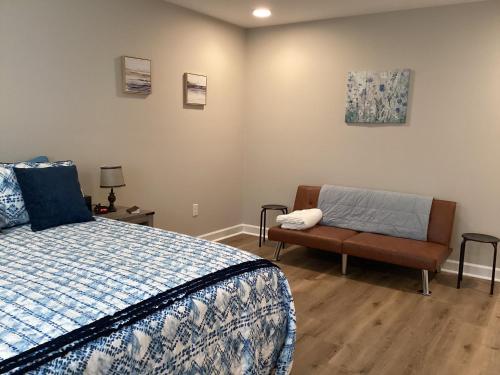 a bedroom with a bed and a chair in it at Pickwick Dreams in Counce