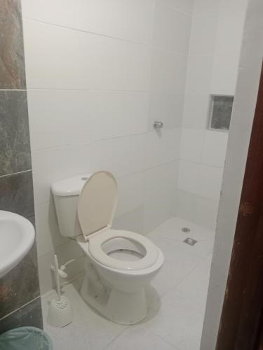 a bathroom with a toilet and a sink at Apartamento centro oriente in Coveñas