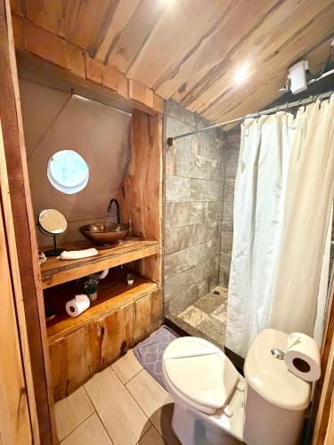 a bathroom with a toilet and a sink at Green Noise Glamping in Fraijanes