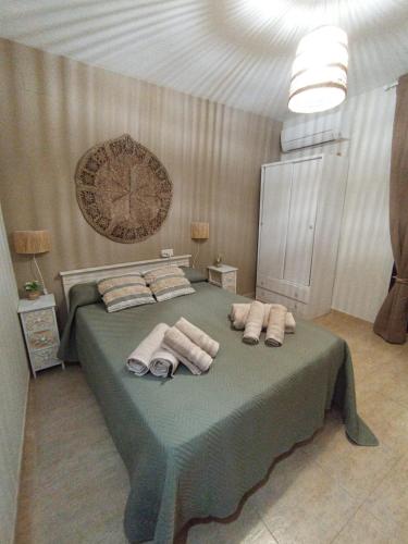a bedroom with a large bed with towels on it at El DESAFÍO in Riópar