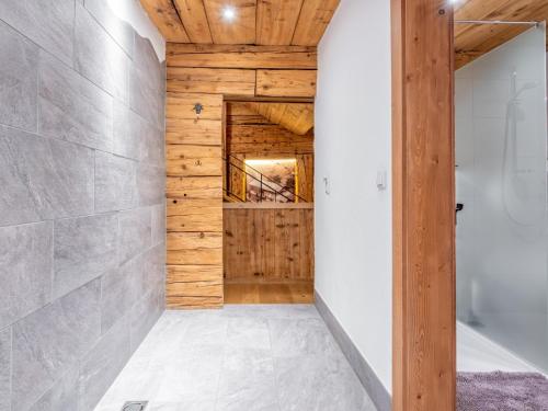 a hallway of a house with a wooden ceiling at Kraftplatz am Litzlhof in Itter